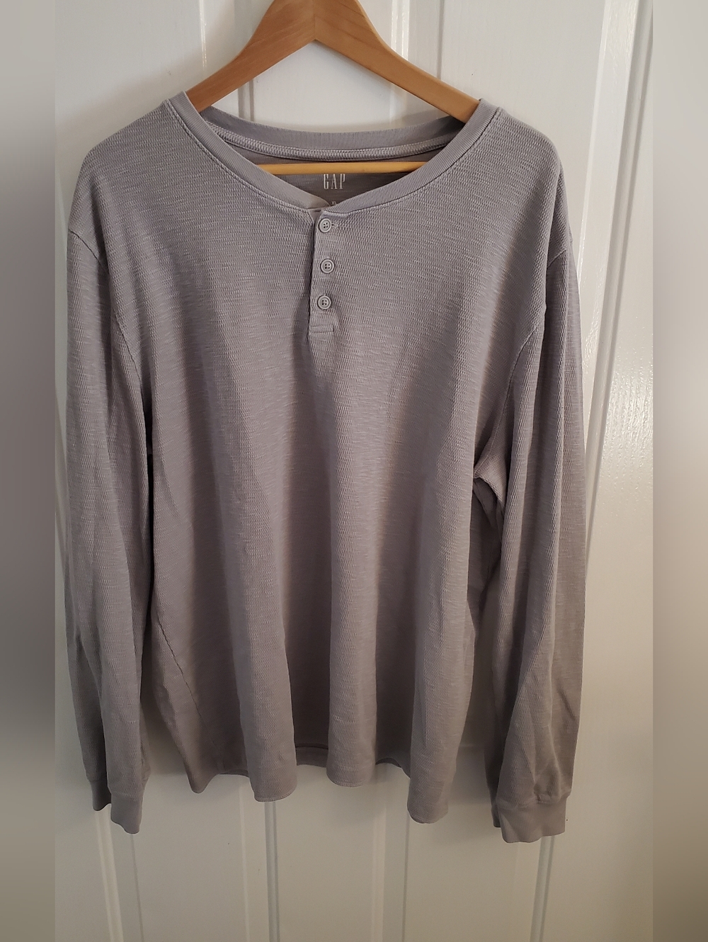 GAP Men's Long Sleeve Henley in Light Gray